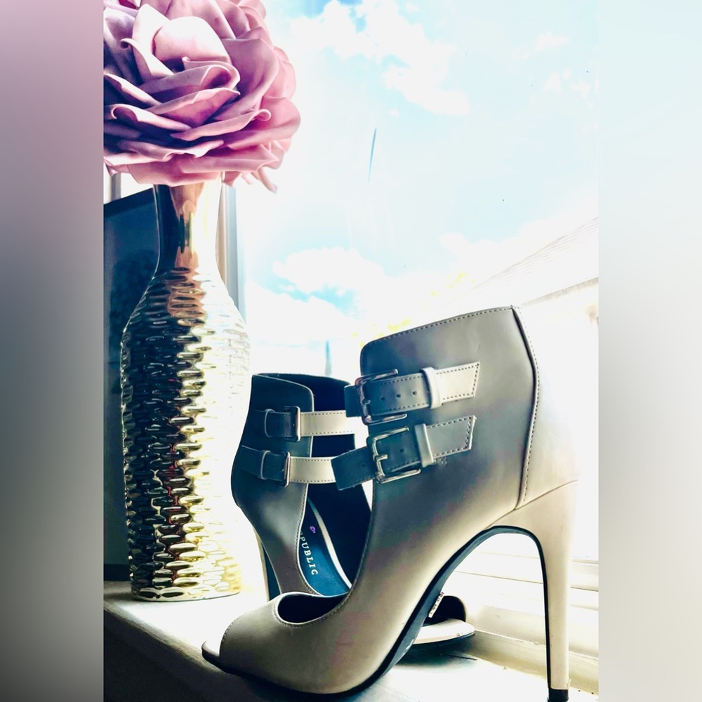 Rock & Republic Double Strap Stiletto Heels ADORABLE! Great condition!